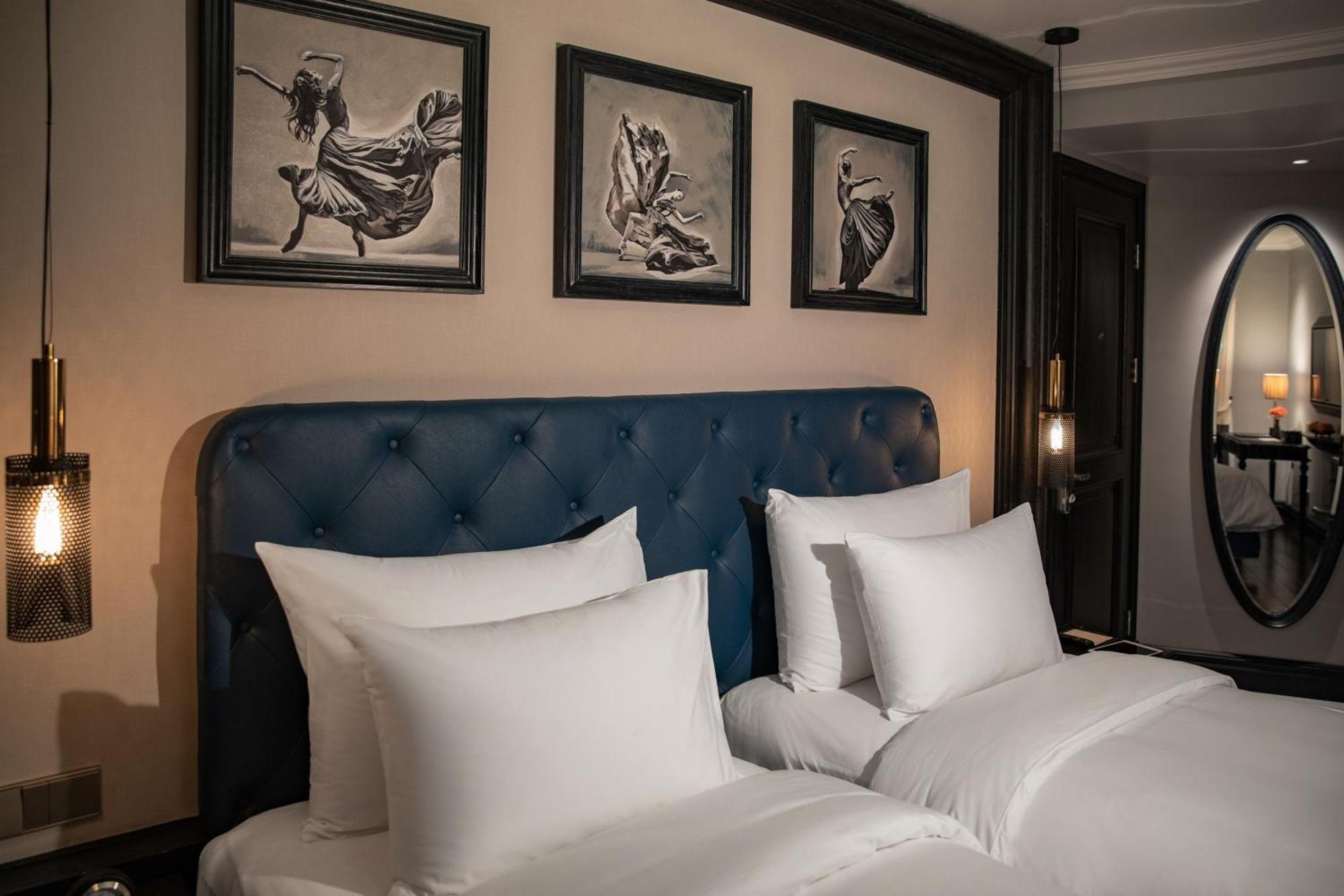Deluxe Room Internal Window